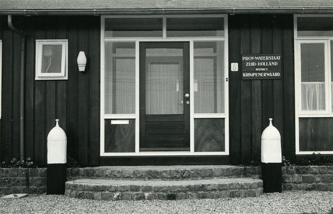 Districtskantoor van de Provinciale Waterstaat van het district Krimpenerwaard. Vanuit dit kantoor werden het beheer en het onderhoud van de provinciale wegen in de regio gecoördineerd. De foto is waarschijnlijk gemaakt tussen 1960 en 1969.