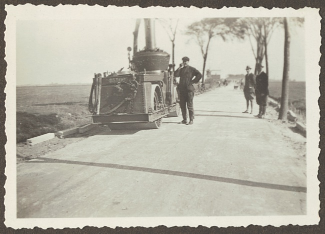 Wegverbetering Leiderdorp-Aardam met tandemwals, 1931