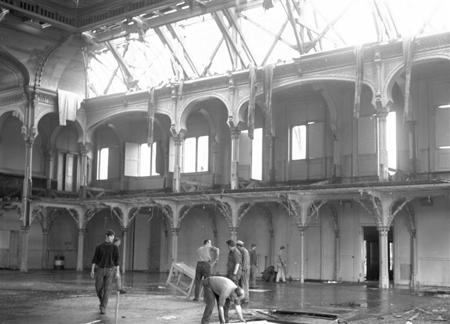 De sloop van het Moorse Paleis in 1968. Dit hoofdgebouw van de vroegere Haagsche Dierentuin stond op de hoek van de huidige Zuid-Hollandlaan en de Koningskade.