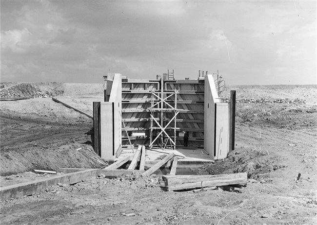 Bouw van een sluis bij Stad aan 't Haringvliet, 1957