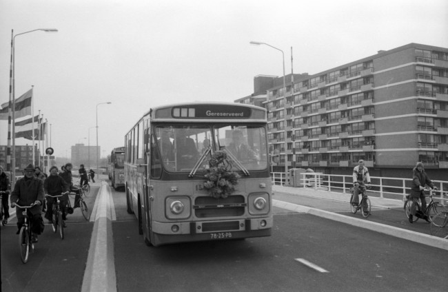 Opening Hoflandbrug over de Korte Vliet in Leiden, 1977
