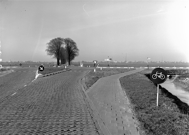 Kruising in de provinciale weg nr. 6 en nr. 7; de Kruisweg (huidige N446) en de kruisende Herenweg (huidige N207).