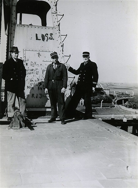 Brugwachters in dienst van de provincie Zuid-Holland. De foto is waarschijnlijk gemaakt tussen 1960 en 1965.