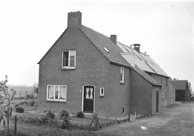 Woning bij de Dordtse Kil in 's-Gravendeel, 1956