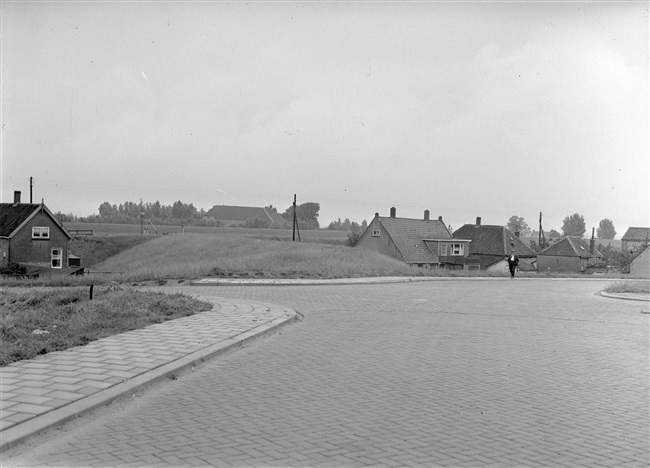 De nieuwe hoofdwaterkering in 's-Gravendeel, 1961