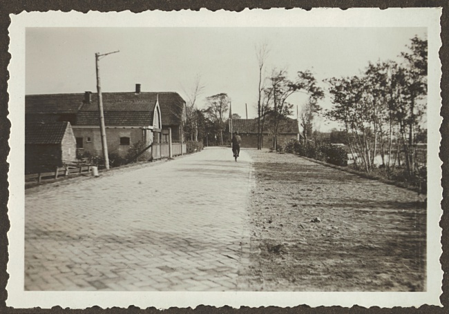 Van Klaverweijdeweg in Hoogmade na de verbetering, 1933