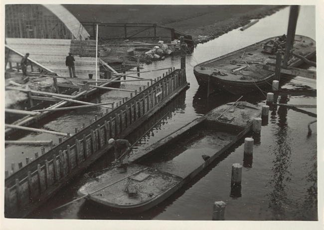 Pijlerbouw Hooghkamerbrug tussen Leiden en Voorschoten, 1947