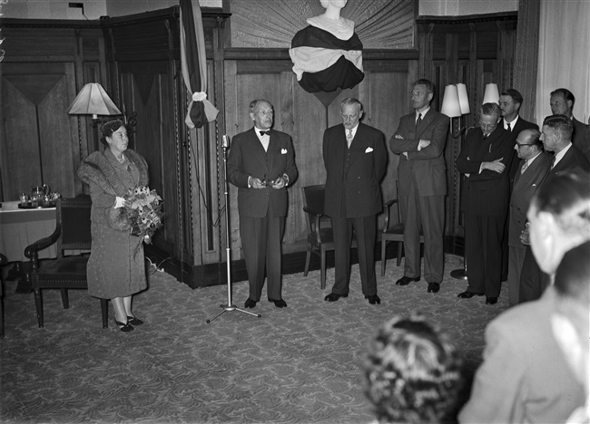 De heer mr. L.A. Kesper houdt een toespraak bij zijn afscheid als commissaris van de Koningin. Aan zijn rechterzijde zijn echtgenote. Het afscheid vond plaats in het gebouw aan het Korte Voorhout 1.