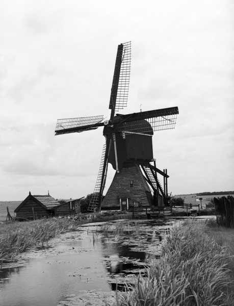 De Broekmolen aan de Achterdijk. Deze molen maalt het overtollige water uit de polder.