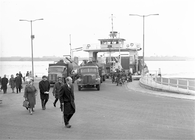 Passagiers en vrachtauto's verlaten veerpont De Hoorn, 1963