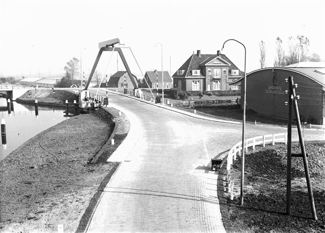 De Hoekse Aarbrug over de Kromme Aar, in de provinciale weg nr. 15. Zie objectnummer 103199 voor het model van de brug.