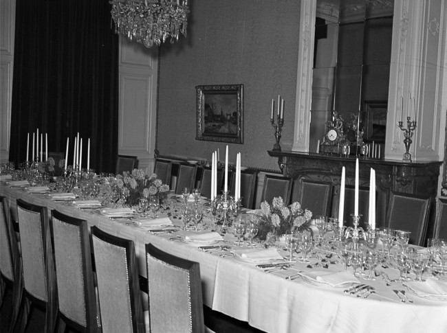 Een gedekte tafel voor een diner aan het Korte Voorhout 1, waar het Provinciaal Bestuur van Zuid-Holland was gehuisvest.