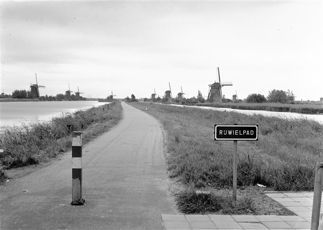 Fietspad nr. 19 met op de achtergrond de molens van Kinderdijk. Door het aanleggen van fietspaden ontsluit de provincie Zuid-Holland poldergebieden voor recreatie.