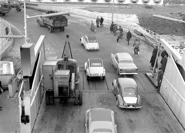 Auto's en passagiers verlaten veerpont De Hoorn, 1963