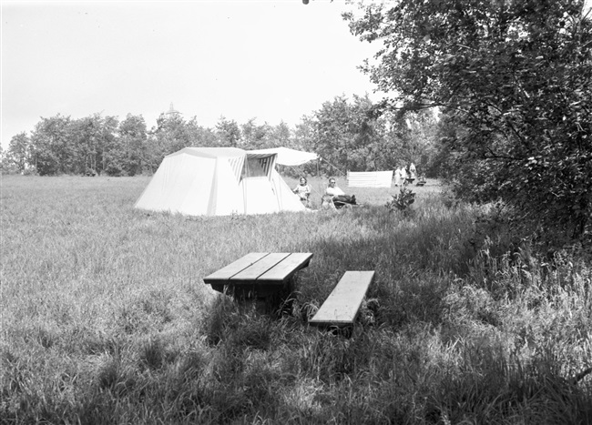 Picknickplaats. Door de aanleg van picknickplaatsen ontsluit de provincie Zuid-Holland gebieden voor recreatie.