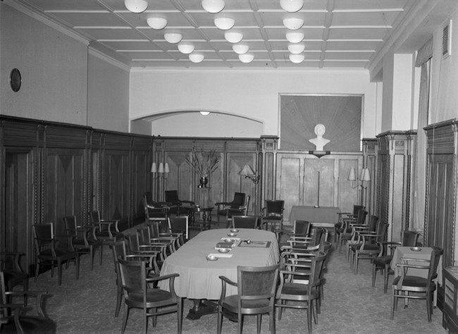 De vergaderzaal van het college van Gedeputeerde Staten van Zuid-Holland aan het Korte Voorhout 1. De foto is gemaakt tussen 1950 en 1959.
