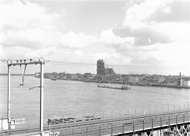 Uitzicht op Dordrecht en de Oude Maas vanaf de brug.