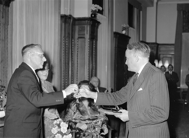 Commissaris van de Koningin Jan Klaasesz (rechts) neemt afscheid van de heer Kamerman, als medewerker van de provincie Zuid-Holland. Het afscheid vindt plaats in het gebouw aan het Korte Voorhout 1.