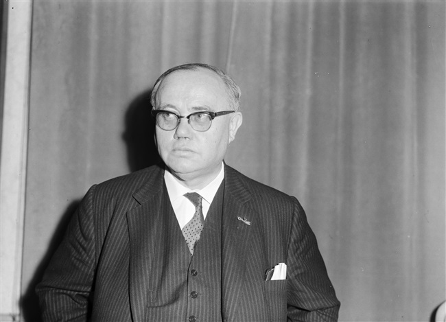 Portret van gedeputeerde mr. Harm van Riel, 1966