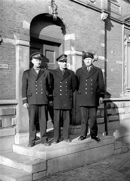 Sluiswachters (v.l.n.r.) Piet van Veen, Jan van den Berg en Maarten Koeze bij het sluiscomplex aan het Sluisplein. De uniform en de pet hadden toen nog rangstrepen.