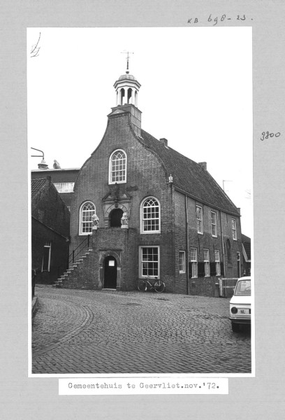 Gemeentehuis aan de Kaaistraat 2 in Geervliet, 1972