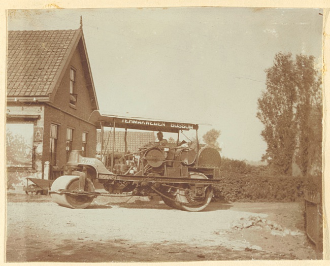 Wegenbouwmachine van Termakwegen Bussum, 1930