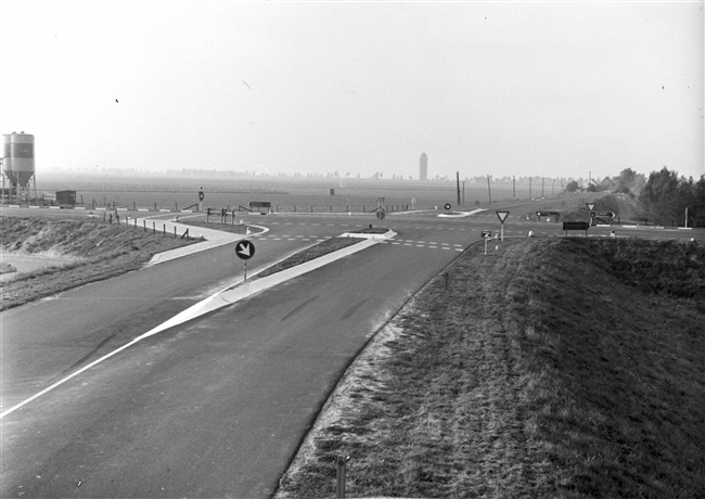 Kruising weg nr. 47 met weg nr. 48. In de verte de watertoren van Den Bommel.
