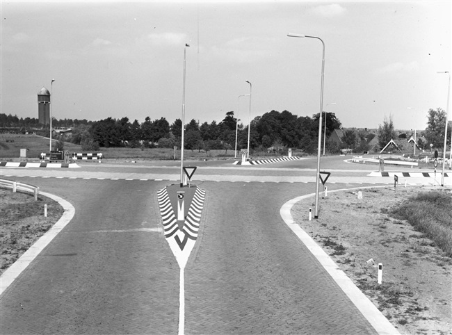 Kruising in de provinciale weg nr. 29, Lekdijk. Links de watertoren van Bergambacht.