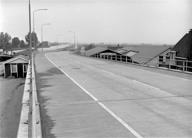 Viaduct in de provinciale weg nr. 25 langs de Gouwe. Onder het viaduct was het 'provinciaal magazijn van verkeersmaatregelen' en de onderhoudsploeg van bruggen en sluizen gevestigd.
