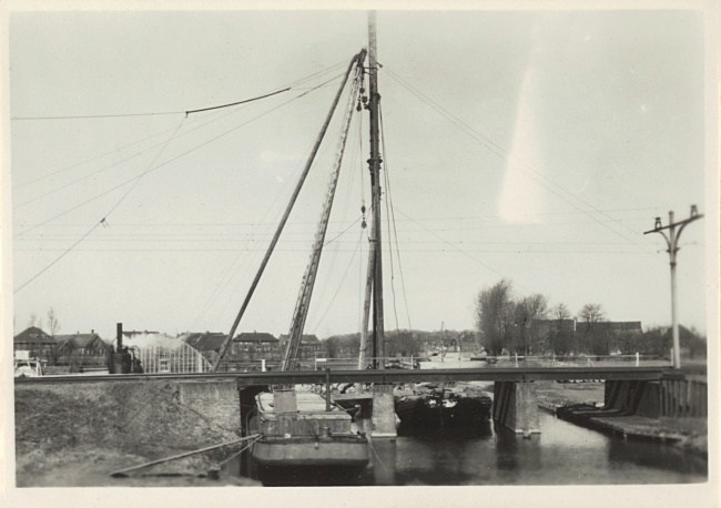 Heien voor Hooghkamerbrug tussen Leiden en Voorschoten, 1947