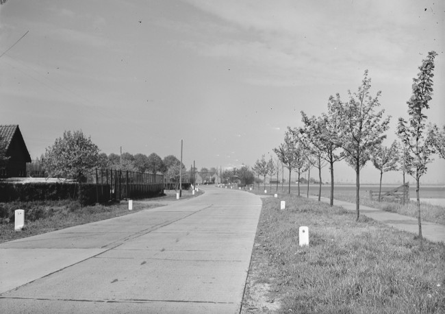Hoogeveenseweg, provinciale weg nr. 22 (huidige N455) tussen Boskoop en kruising 'De Lugt'. Het gebouw links was het steunpunt en onderkomen van de wegvakkantonnier. Een kantonnier deed onderhoudswerk aan wegen.
