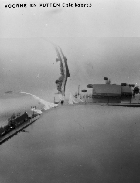De Watersnoodramp van 1953. Bij Voorne en Putten is een groot gebied overstroomd. Foto Rijkswaterstaat.