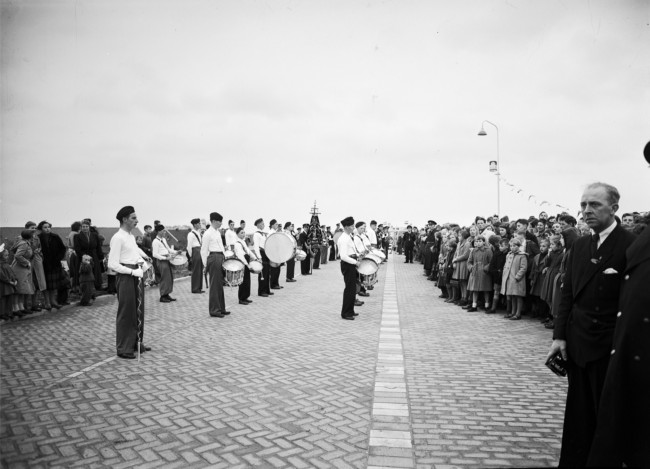 Muziekkorps bij de feestelijke opening van de Drechtbrug (N207) over de Drecht.