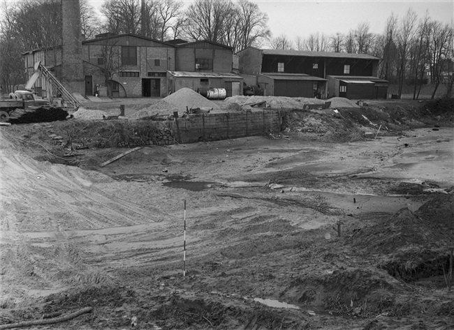 Oorspronkelijke titel 'grondwerkzaamheden'. Vermoedelijk de aanleg van de G.J. van Heuven Goedhartweg (huidige N216). Op de achtergrond een fabrieksgebouw.