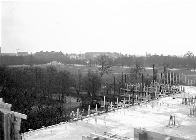 Uitzicht op het Malieveld vanaf het in aanbouw zijnde provinciehuis.