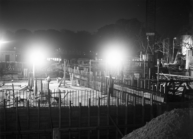 's Nachts worden de kelderwanden gestort van het nieuwe provinciehuis aan de Koningskade.