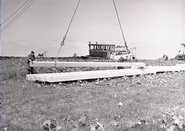 Aanvoer van heipalen voor de S25/N207 over de Gouwe, 1955