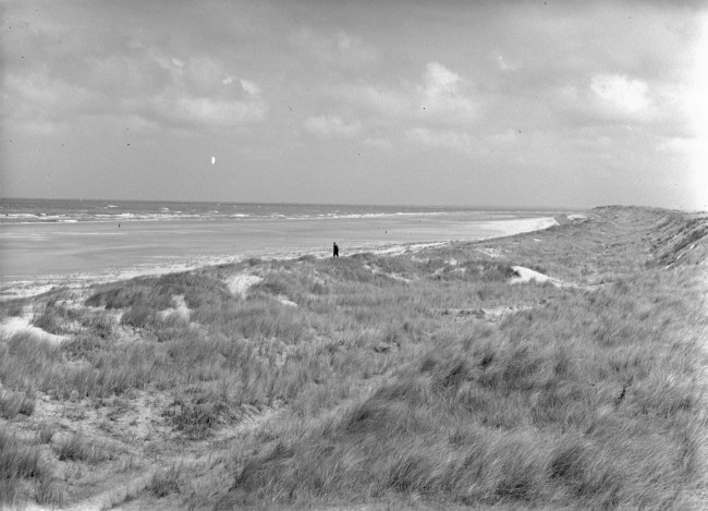 Het strand van Ouddorp. De provincie Zuid-Holland maakt stranden beter bereikbaar door het aanleggen of verbeteren van wegen ernaartoe.