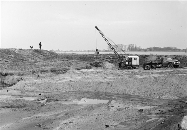 Oorspronkelijke titel 'grondwerkzaamheden'. Vermoedelijk de aanleg van de G.J. van Heuven Goedhartweg (huidige N216).