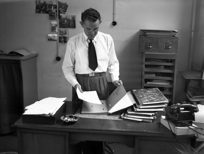 Een ambtenaar van Provinciale Waterstaat sorteert brieven. De foto is waarschijnlijk gemaakt tussen 1946 en 1952.