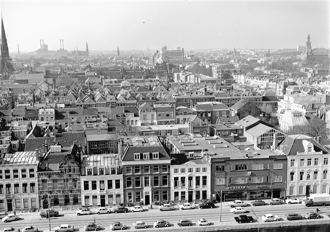 Uitzicht over Den Haag vanaf het voormalige provinciehuis aan de Koningskade. Op de voorgrond de Koninginnegracht.