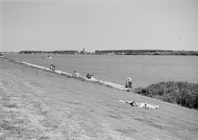 Het Brielse Meer. De provincie Zuid-Holland en tien gemeenten ontwikkelden dit recreatiegebied na de afdamming van de Brielse Maas. In de verte vuurtoren de Stenen Baak.