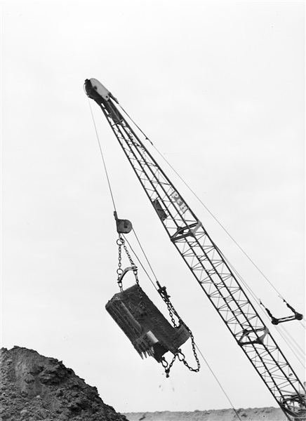 Dijkherstel bij Stellendam na de watersnoodramp van 1 februari 1953. Met behulp van een dragline wordt een nieuw dijklichaam gevormd.