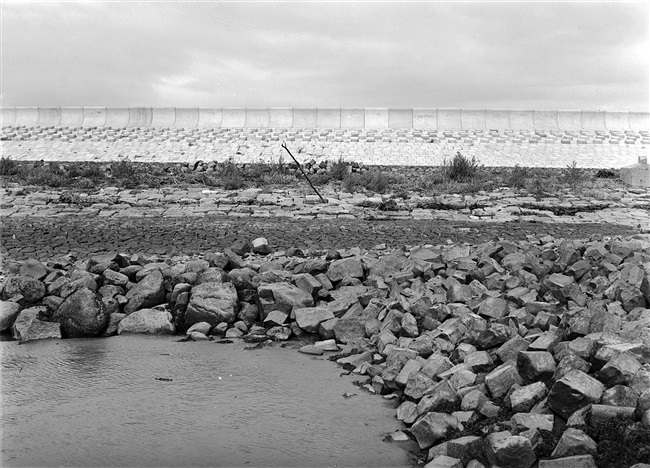 De Oudenhoornse Zeedijk wordt versterkt met een diaboolglooiing en verhoogd met een keermuur van gewapend beton.