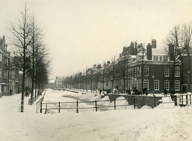 De Nieuwe Uitleg in Den Haag. De Provinciale Waterstaat in Zuid-Holland was rond 1907 gehuisvest in het pand op nr. 4 en vanaf 1919 ook op nr. 5. Beide panden zijn verwoest door een bombardement op 3 maart 1945. De foto is gemaakt tussen 1920 en 1944.