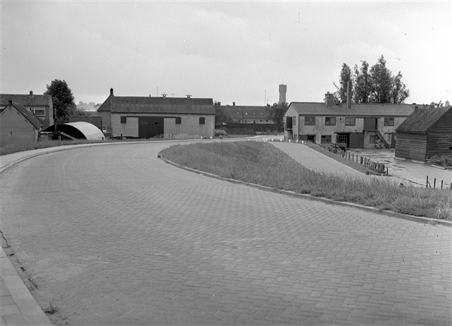 De nieuwe hoofdwaterkering met weg in 's-Gravendeel, 1961