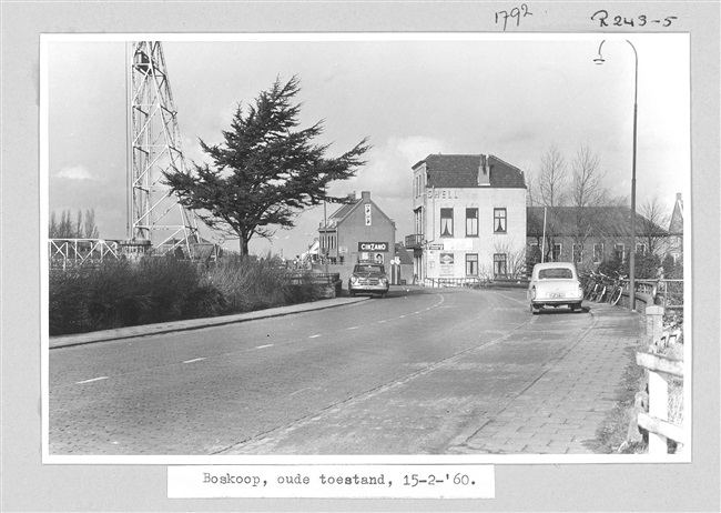 Oude verkeerssituatie bij de Hefbrug in Boskoop, 1960