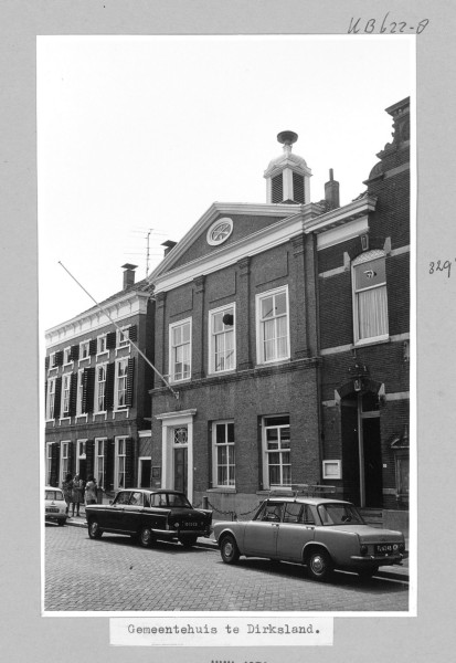 Gemeentehuis aan de Voorstraat 15 in Dirksland, 1972