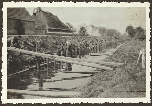Werkers maken een hoge oeverbescherming in Hoogmade, 1933