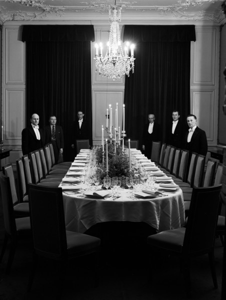 Een gedekte tafel in het gebouw aan het Korte Voorhout 1, waar het Provinciaal Bestuur van Zuid-Holland was gehuisvest. Het Corps Diplomatique was uitgenodigd voor een diner.